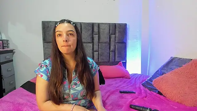 Snapshot of Esmeraldaa- chatting on April 19, 2026, 5:47 pm Esmeraldaa- online show from April 19, 2026, 5:47 pm