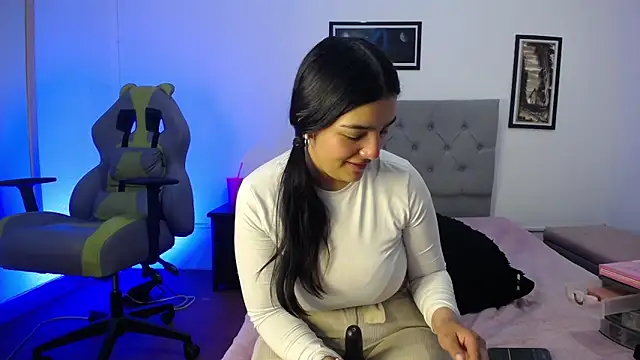 Esmeraldaa- online show from October 25, 2025, 4:22 am