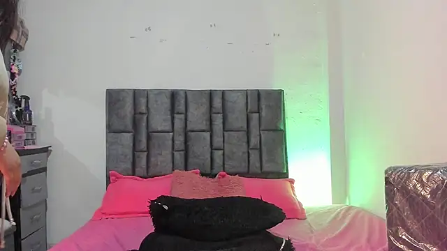 Snapshot of Esmeraldaa- chatting on May 14, 2026, 11:24 pm Esmeraldaa- online show from May 14, 2026, 11:24 pm