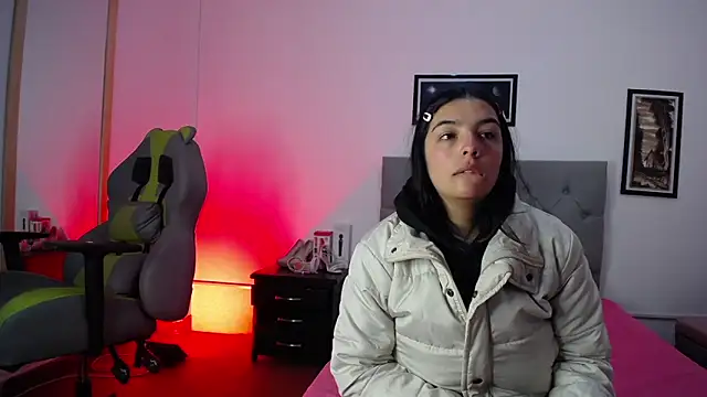 Esmeraldaa- online show from October 7, 2025, 4:46 am