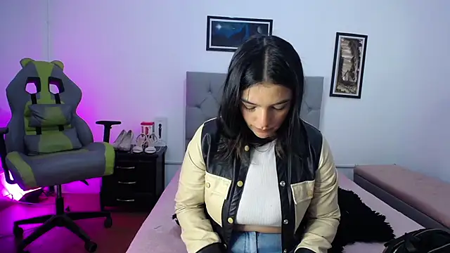 Esmeraldaa- online show from October 17, 2025, 4:05 am