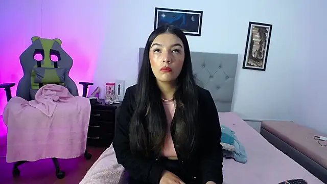 Esmeraldaa- online show from October 14, 2025, 4:02 am