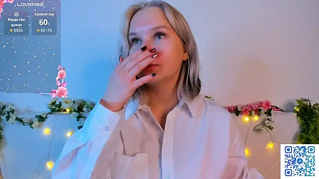 girlllsooft online show from November 30, 2025, 2:12 am