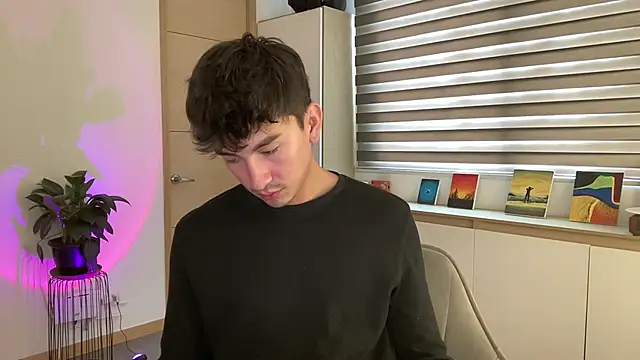 Snapshot of sweettaaron01 chatting on October 8, 2025, 6:30 pm sweettaaron01 online show from October 8, 2025, 6:30 pm