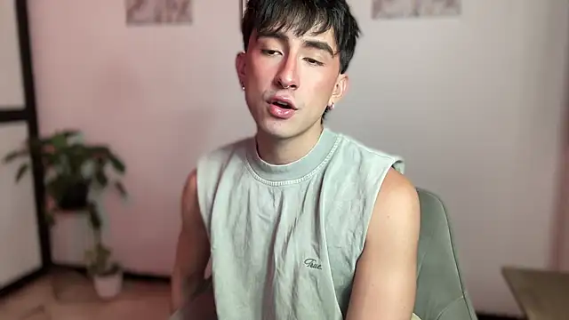 Snapshot of sweettaaron01 chatting on May 15, 2026, 11:14 pm sweettaaron01 online show from May 15, 2026, 11:14 pm