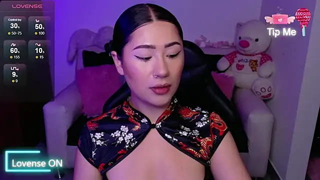 evelyn ch  online show from November 15, 2025, 10:52 am