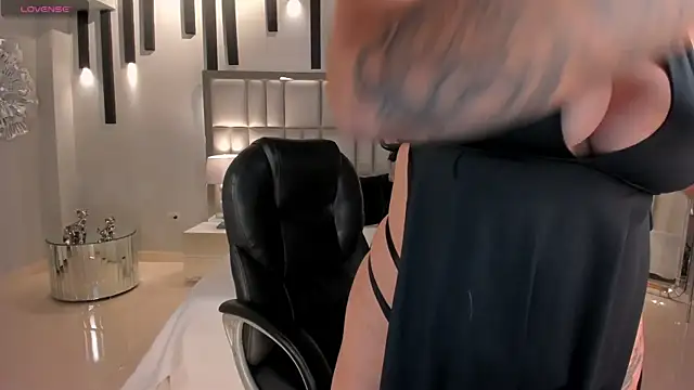 Snapshot of SarahYates chatting on December 18, 2025, 4:17 am SarahYates online show from December 18, 2025, 4:17 am