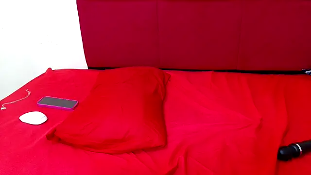 Snapshot of HugeTitisxx chatting on November 15, 2025, 7:18 pm HugeTitisxx online show from November 15, 2025, 7:18 pm