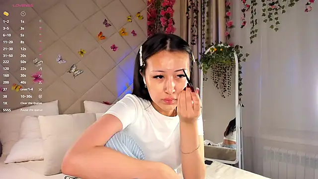 Snapshot of Nelly_Kimm chatting on December 15, 2025, 1:11 am Nelly Kimm online show from December 15, 2025, 1:11 am