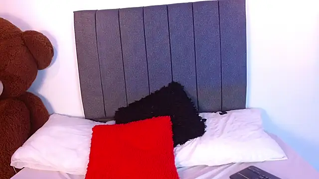 Emadelacroix online show from November 29, 2025, 7:03 pm