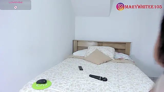 marywhitee   online show from March 13, 2026, 12:21 pm