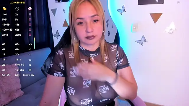 Snapshot of luciamature_ chatting on December 18, 2025, 8:34 pm luciamature online show from December 18, 2025, 8:34 pm