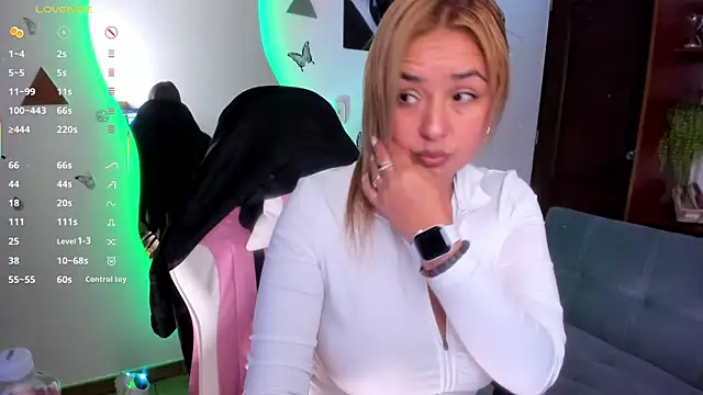 Snapshot of luciamature_ chatting on January 7, 2026, 9:42 pm luciamature online show from January 7, 2026, 9:42 pm