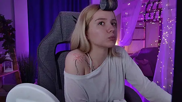 AuroraWrenfield online show from March 25, 2026, 2:12 am