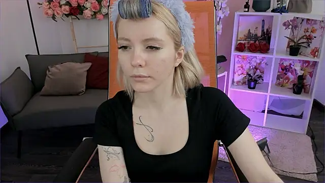 AuroraWrenfield online show from March 5, 2026, 4:31 am