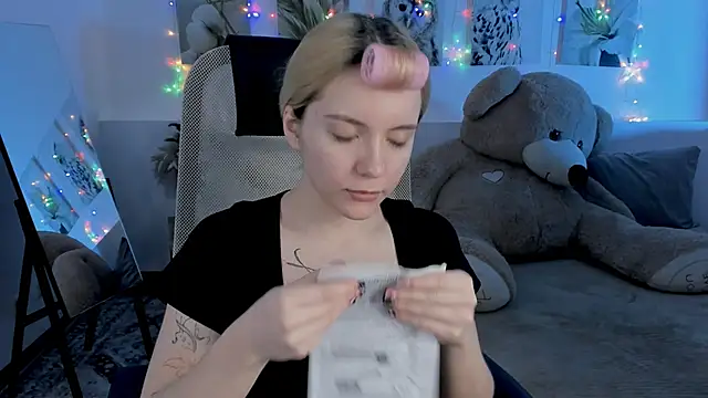 AuroraWrenfield online show from April 14, 2026, 12:26 am