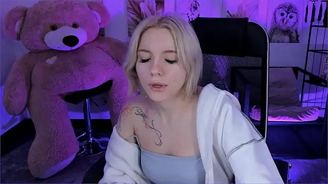 AuroraWrenfield online show from December 17, 2025, 12:26 am