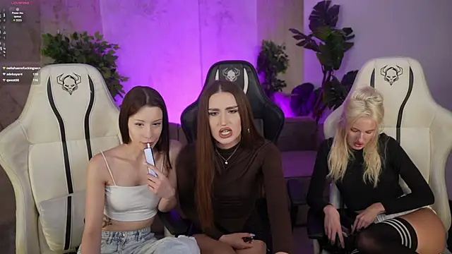 Snapshot of Goldie_Flame chatting on September 18, 2025, 6:33 pm Goldie Flame online show from September 18, 2025, 6:33 pm