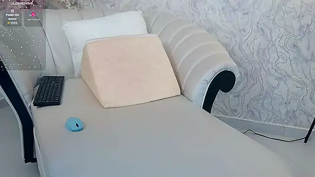 aura sanders1 online show from December 21, 2025, 11:56 am