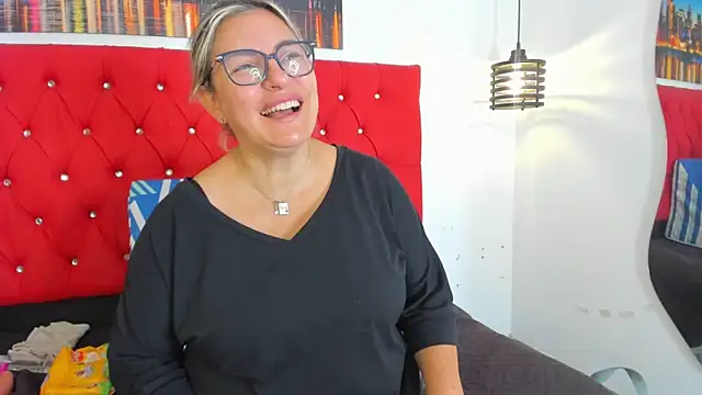 carolinacrus01 online show from December 2, 2025, 4:09 pm