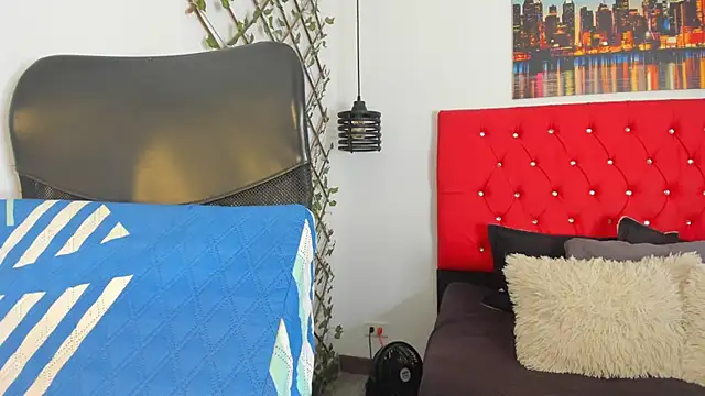 carolinacrus01 online show from December 1, 2025, 3:13 pm