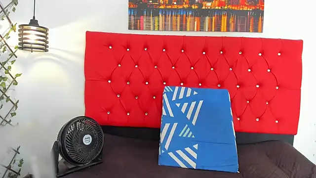 carolinacrus01 online show from November 10, 2025, 3:17 pm