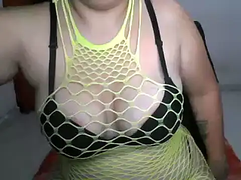 Snapshot of Isabela_bella chatting on October 18, 2025, 12:45 am Isabela bella online show from October 18, 2025, 12:45 am