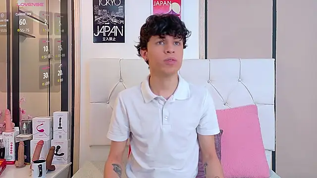 Axel  Evans online show from November 18, 2025, 12:19 pm