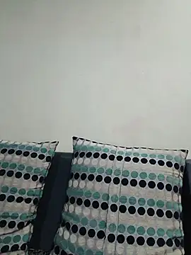 hornyriyanka online show from May 17, 2026, 2:33 am