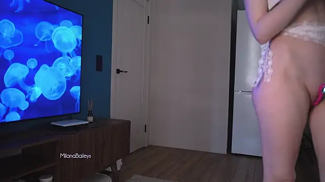 milanabaileys  online show from September 30, 2025, 1:17 pm