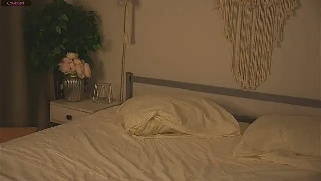 Lu  Lane online show from September 17, 2025, 7:54 am