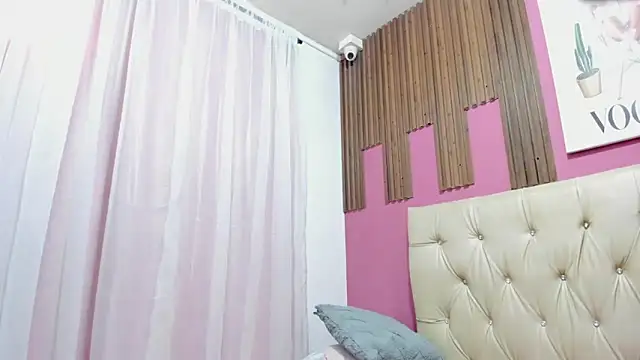 Lucia Spear online show from November 5, 2025, 12:52 pm