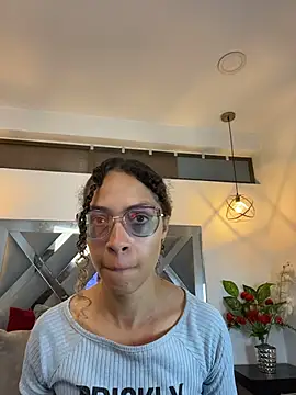 Hanna Cornee  online show from November 10, 2025, 1:49 pm