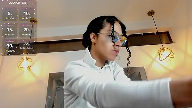 Hanna Cornee  online show from December 3, 2025, 1:43 pm