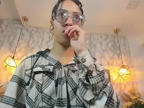 Hanna Cornee  online show from September 27, 2025, 1:39 pm