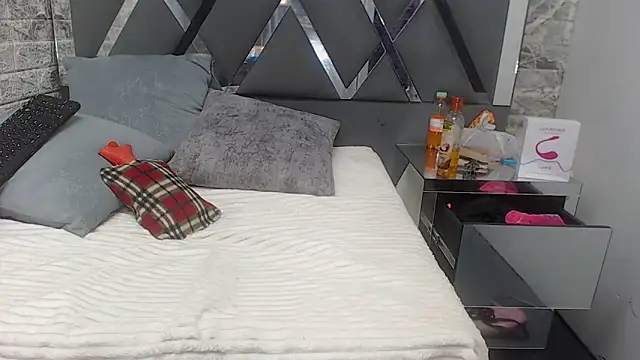 Snapshot of YanetRose chatting on December 15, 2025, 3:23 am YanetRose online show from December 15, 2025, 3:23 am