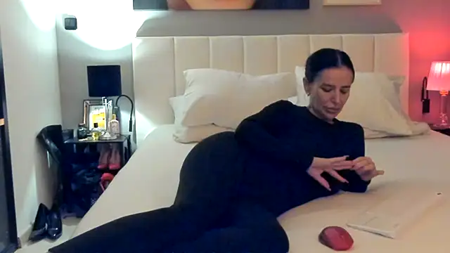 simonacavali online show from November 15, 2025, 8:13 pm