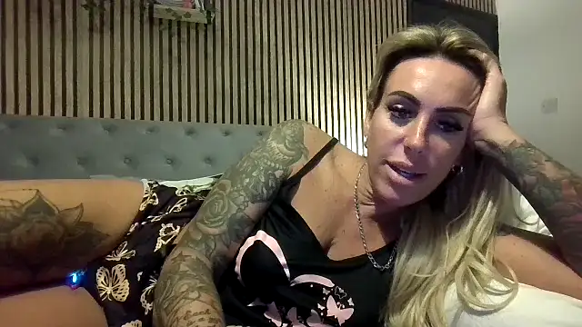 poppyinga1 online show from September 15, 2025, 2:01 am