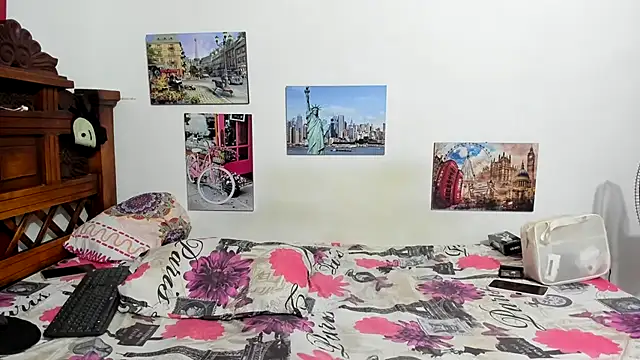 Snapshot of Roxana_Tony chatting on October 26, 2025, 1:28 am Roxana Tony online show from October 26, 2025, 1:28 am