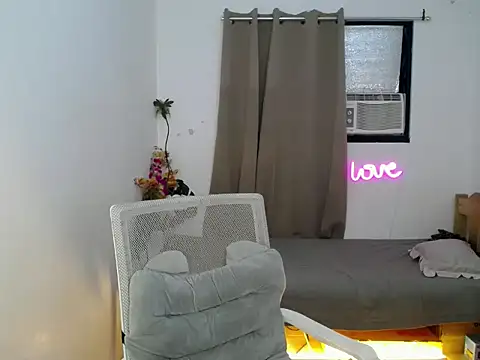 Hugecock2hundle intown online show from December 3, 2025, 4:06 pm