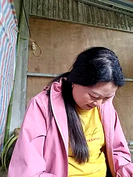 yoowwmr online show from November 4, 2025, 3:32 am