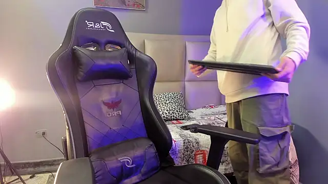 etham wolf  online show from September 20, 2025, 4:01 pm