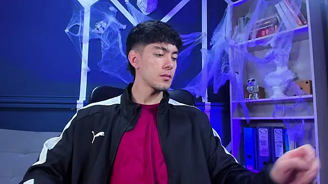 etham wolf  online show from November 6, 2025, 1:26 pm