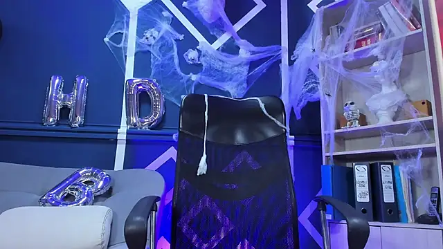 etham wolf  online show from October 31, 2025, 1:19 pm