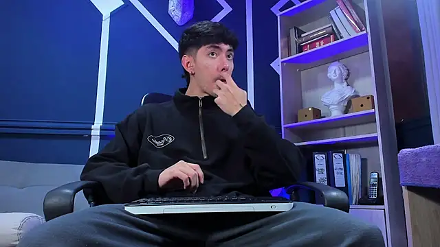 etham wolf  online show from September 29, 2025, 12:11 pm