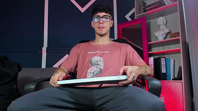 etham wolf  online show from December 3, 2025, 12:59 pm