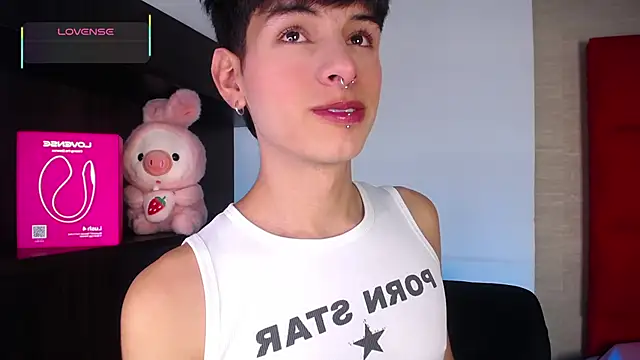 Snapshot of Ezra_Storm chatting on December 19, 2025, 5:21 am Ezra Storm online show from December 19, 2025, 5:21 am