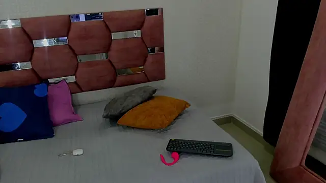 MiiaSmith   online show from December 3, 2025, 8:52 pm