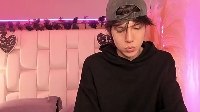 Daphne And Roger online show from March 5, 2026, 11:07 am