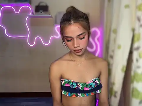 Lovelynikki03 online show from September 23, 2025, 6:37 pm